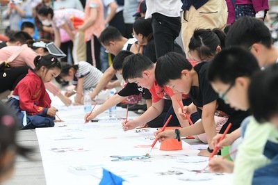 【栗新】“童心向党迎华诞·百米画卷绘丰碑”